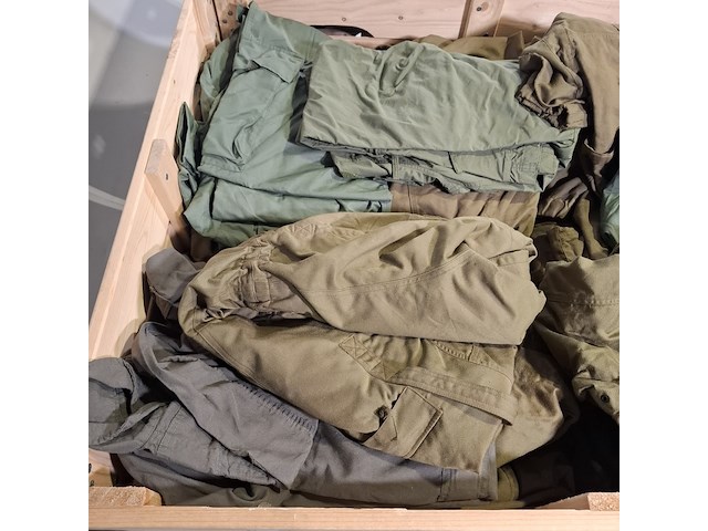 Partij overalls en jassen - afbeelding 2 van  18