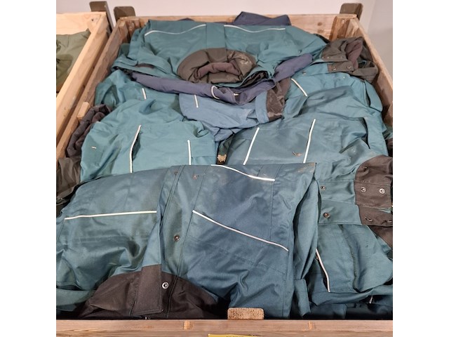 Partij overalls en jassen - afbeelding 3 van  18
