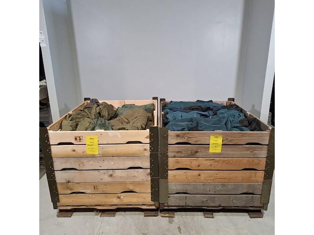 Partij overalls en jassen - afbeelding 1 van  18