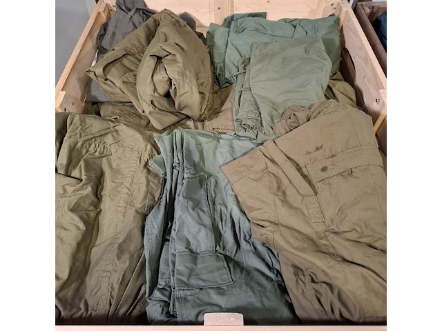 Partij overalls en jassen - afbeelding 11 van  18