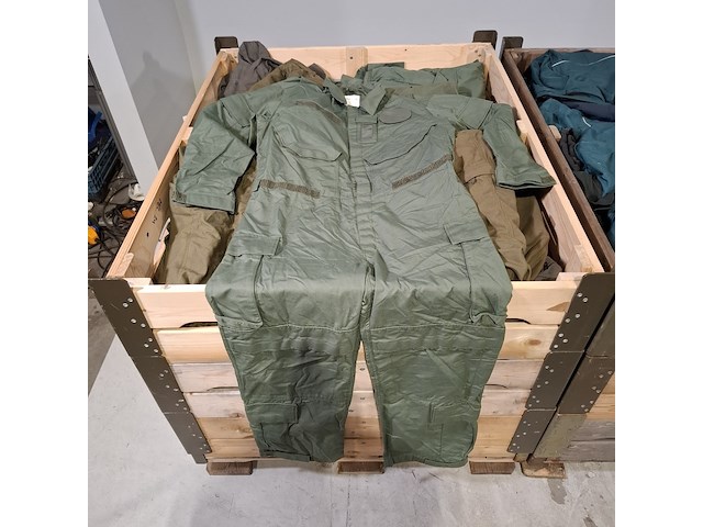 Partij overalls en jassen - afbeelding 12 van  18