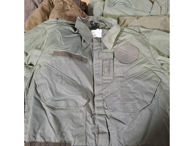 Partij overalls en jassen - afbeelding 13 van  18