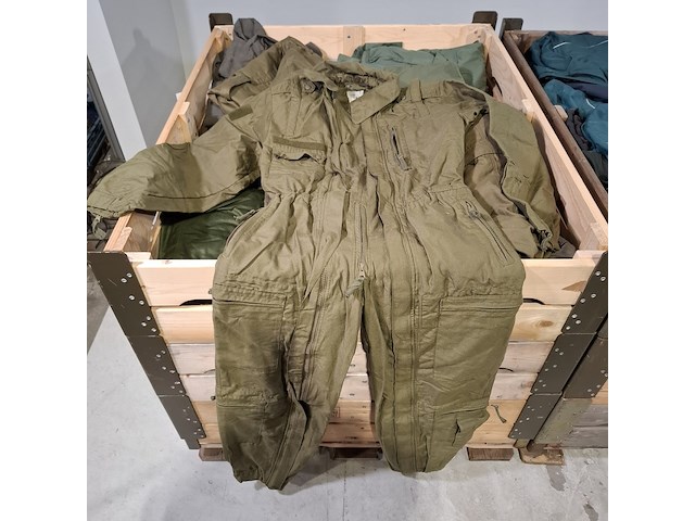 Partij overalls en jassen - afbeelding 15 van  18