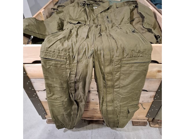 Partij overalls en jassen - afbeelding 17 van  18