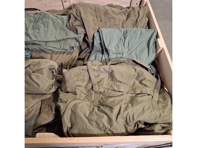 Partij overalls en jassen - afbeelding 18 van  18