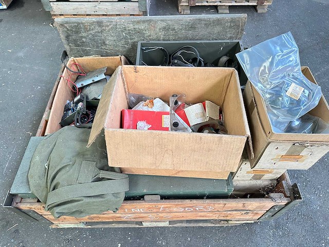 Partij overige legeruitrusting - afbeelding 1 van  9