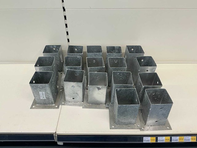 Partij paalhouders op plaat 9x9cm thermisch verzinkt (17x) - afbeelding 1 van  3