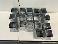 Partij paalhouders op plaat 9x9cm thermisch verzinkt (17x) - afbeelding 2 van  3