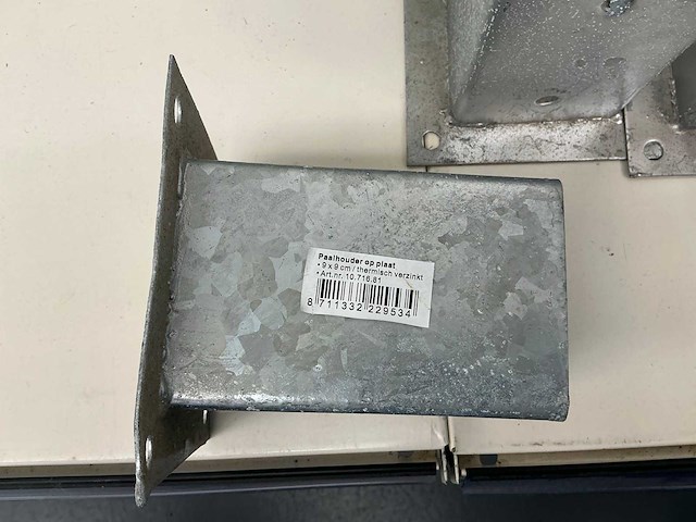Partij paalhouders op plaat 9x9cm thermisch verzinkt (17x) - afbeelding 3 van  3