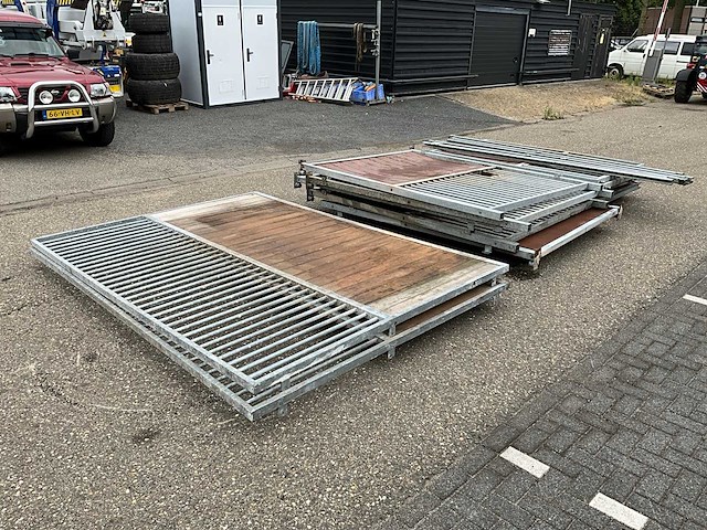 Partij paardenbox wanden en deuren - afbeelding 2 van  10
