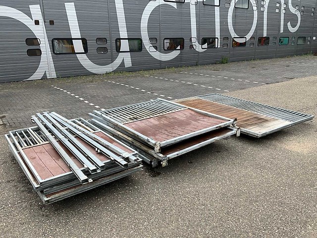 Partij paardenbox wanden en deuren - afbeelding 1 van  10