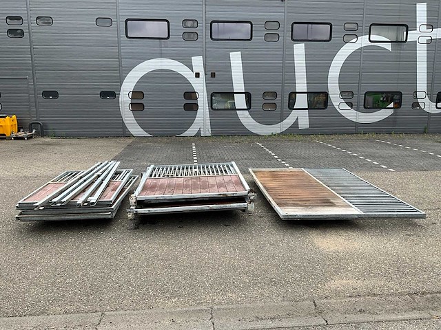 Partij paardenbox wanden en deuren - afbeelding 3 van  10