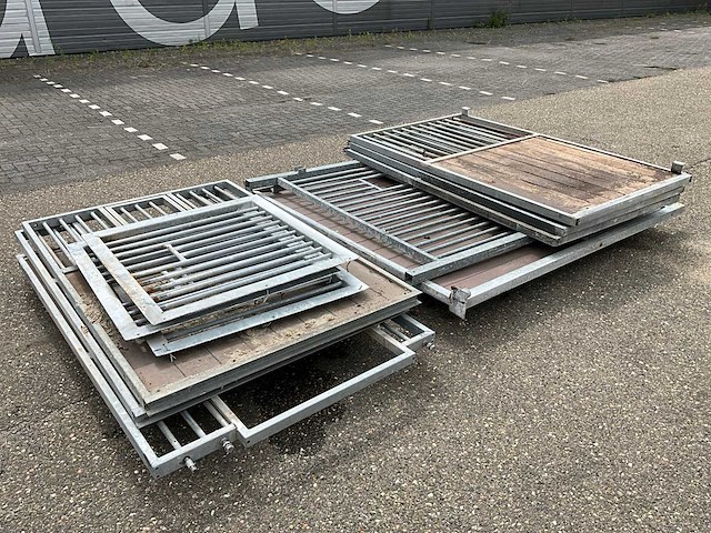 Partij paardenbox wanden en deuren - afbeelding 1 van  9