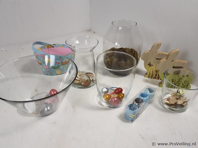 Partij paasdecoratie o.a. paaseitjes, vaasjes en schalen - afbeelding 1 van  1