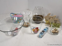 Partij paasdecoratie o.a. paaseitjes, vaasjes en schalen