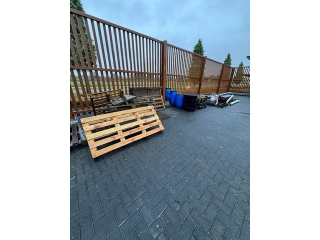 Partij pallets, oud ijzer en diversen - afbeelding 1 van  6