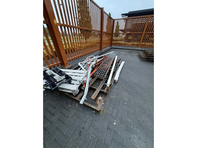 Partij pallets, oud ijzer en diversen - afbeelding 2 van  6