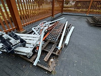 Partij pallets, oud ijzer en diversen - afbeelding 2 van  6