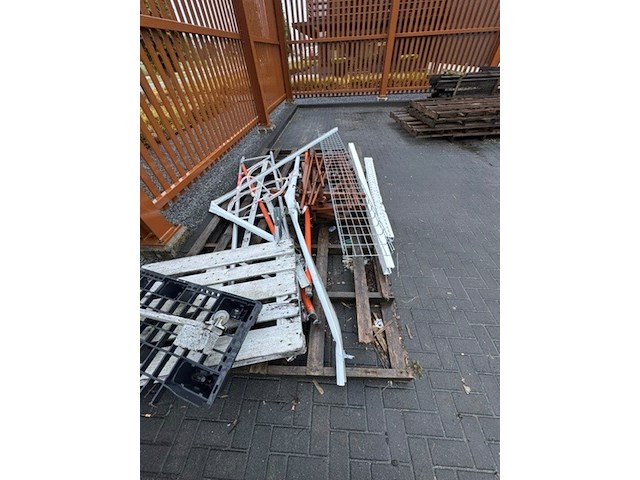 Partij pallets, oud ijzer en diversen - afbeelding 3 van  6