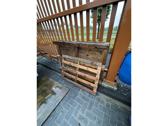 Partij pallets, oud ijzer en diversen - afbeelding 5 van  6