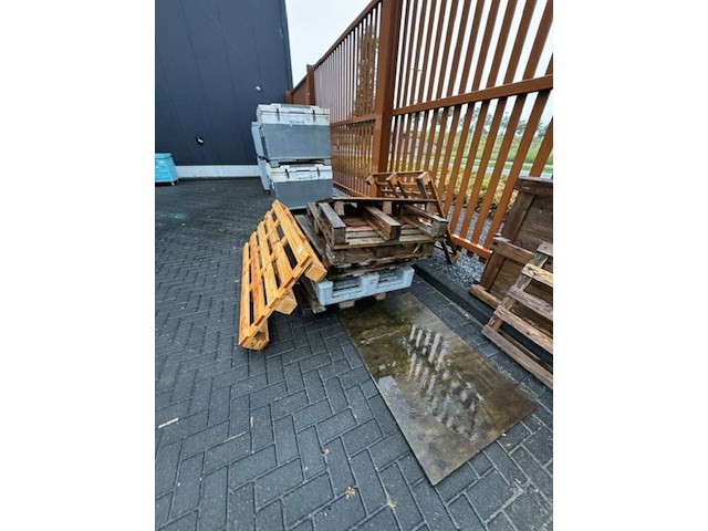 Partij pallets, oud ijzer en diversen - afbeelding 6 van  6