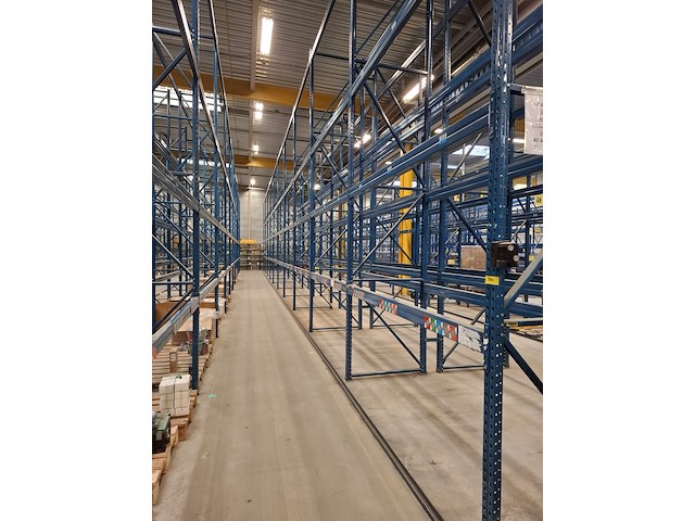 Partij palletstelling met gangpad geleiding - afbeelding 10 van  13