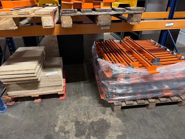 Partij palletstelling onderdelen (dwarsliggers) - afbeelding 1 van  3