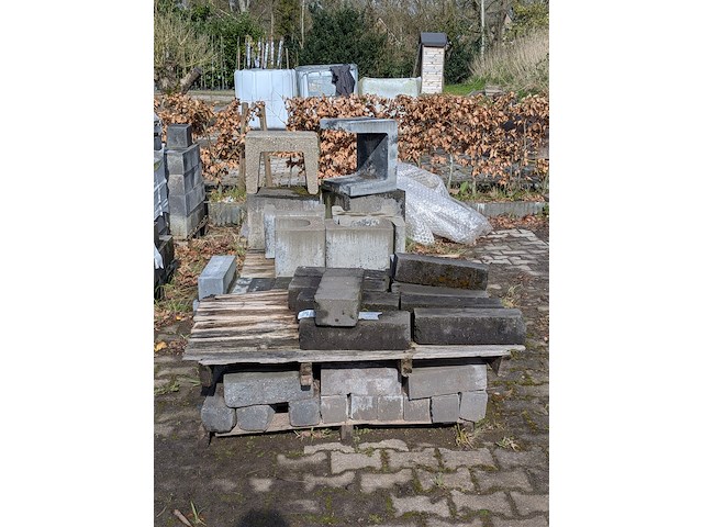 Partij pallisade blokken en u-stenen - afbeelding 1 van  8