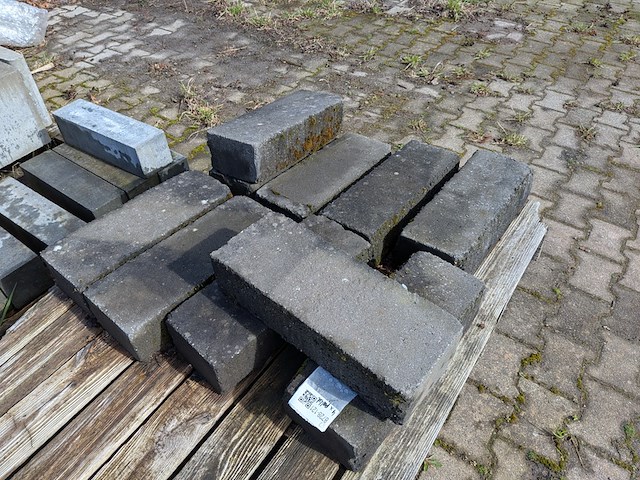 Partij pallisade blokken en u-stenen - afbeelding 3 van  8
