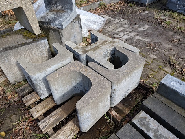 Partij pallisade blokken en u-stenen - afbeelding 6 van  8