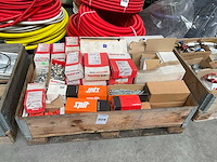 Partij paneel en betonschroeven en pluggen - afbeelding 1 van  4