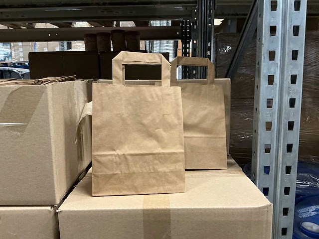 Partij paper bags brown 18+8x22cm (13750x) - afbeelding 1 van  5