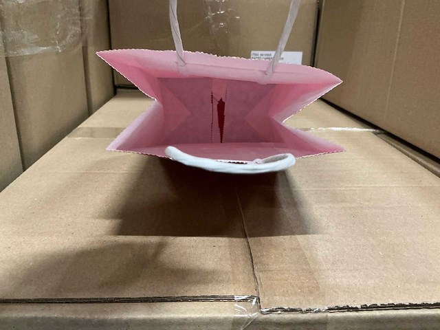 Partij paper carrier bags 14+7*21cm red (3750x) - afbeelding 2 van  4