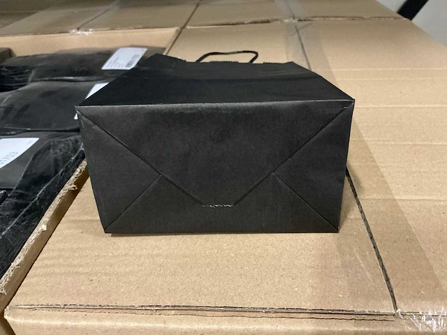 Partij paper carrier bags 14+8*21cm black (7000x) - afbeelding 4 van  6