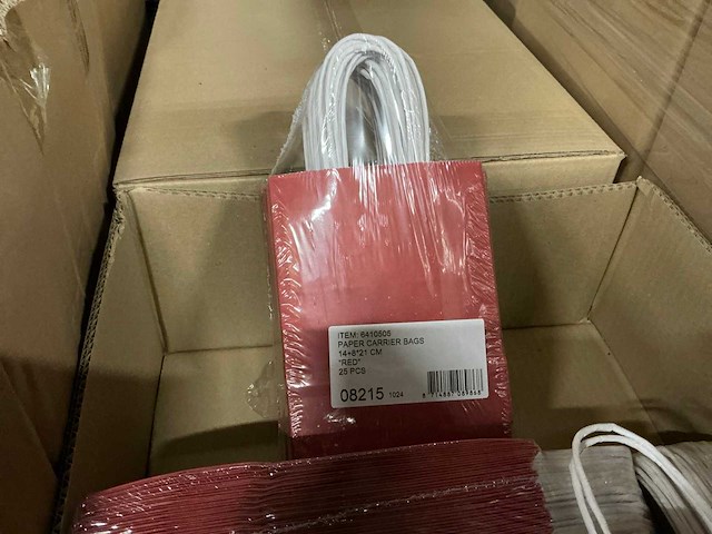 Partij paper carrier bags 14+8*21cm red (2925x) - afbeelding 5 van  5