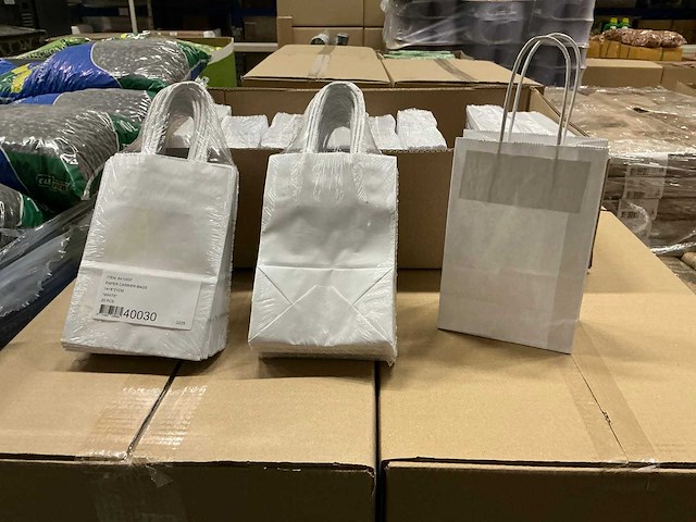 Partij paper carrier bags 14+8*21cm white (4250x) - afbeelding 1 van  6