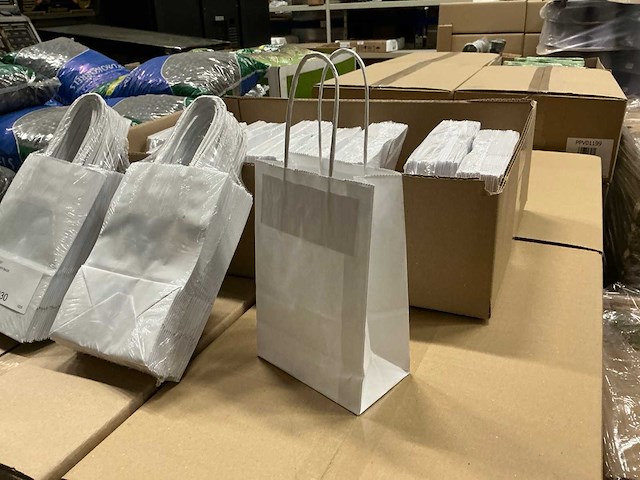 Partij paper carrier bags 14+8*21cm white (4250x) - afbeelding 3 van  6