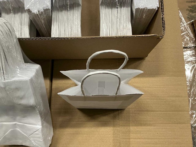 Partij paper carrier bags 14+8*21cm white (4250x) - afbeelding 4 van  6
