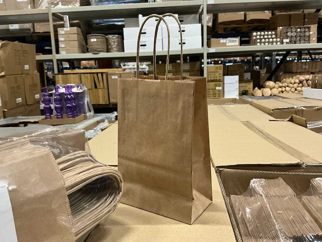 Partij paper carrier bags 14+8x21cm brown fsc unprinted (7000x) - afbeelding 2 van  5