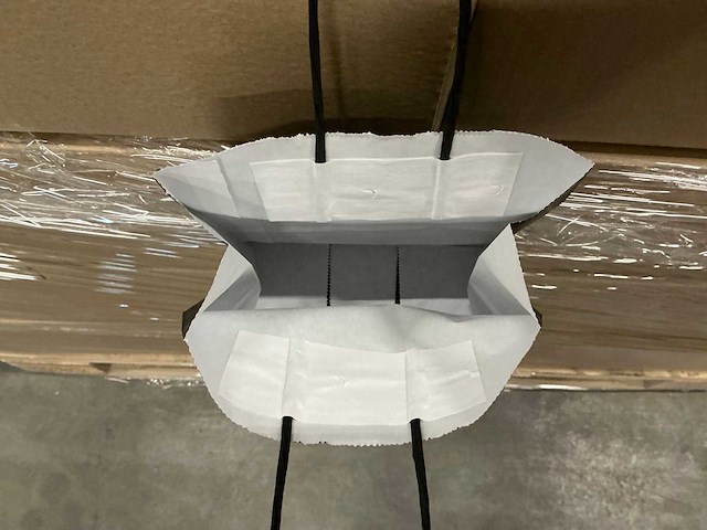 Partij paper carrier bags 18+8*22cm black (4225x) - afbeelding 2 van  6