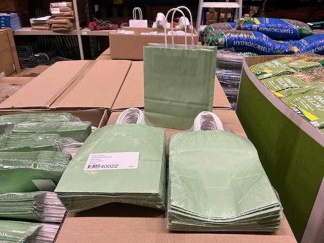 Partij paper carrier bags 18+8*22cm misty green (3750x) - afbeelding 4 van  5