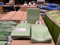 Partij paper carrier bags 18+8*22cm misty green (4000x) - afbeelding 1 van  5