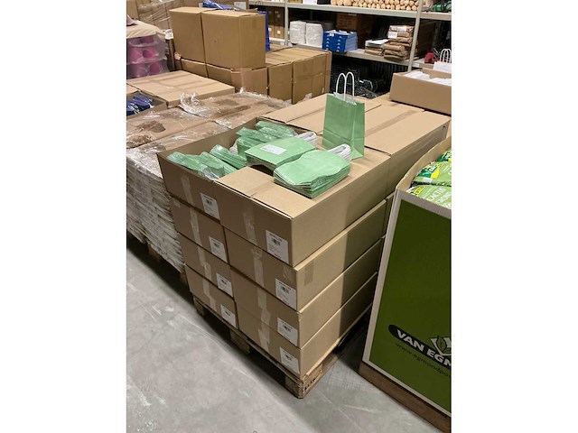 Partij paper carrier bags 18+8*22cm misty green (4000x) - afbeelding 2 van  5