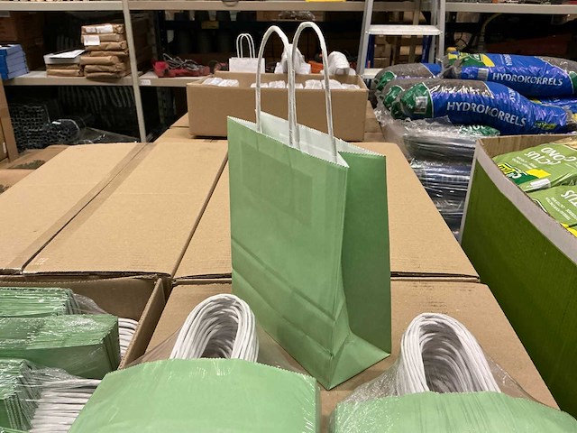 Partij paper carrier bags 18+8*22cm misty green (4000x) - afbeelding 3 van  5