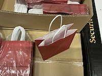 Partij paper carrier bags 18+8*22cm red (2475x) - afbeelding 2 van  5