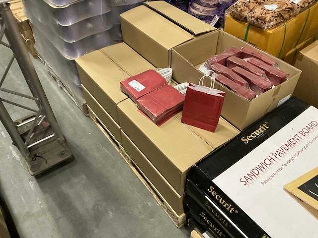 Partij paper carrier bags 18+8*22cm red (2475x) - afbeelding 4 van  5