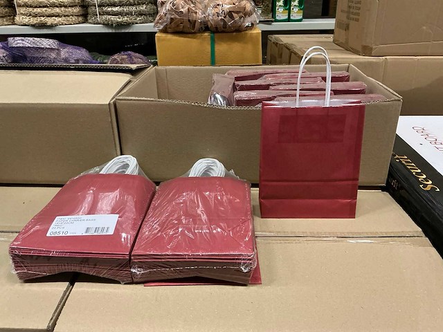 Partij paper carrier bags 18+8*22cm red (750x) - afbeelding 1 van  4
