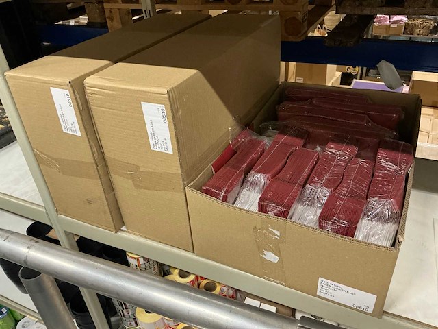 Partij paper carrier bags 18+8*22cm red (750x) - afbeelding 3 van  4