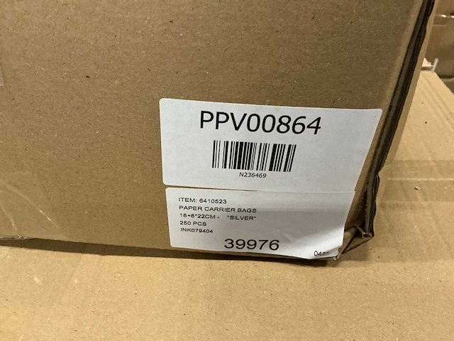 Partij paper carrier bags 18+8*22cm silver (4750x) - afbeelding 2 van  2