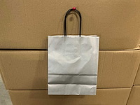 Partij paper carrier bags 18+8*22cm silver (6000x) - afbeelding 1 van  6
